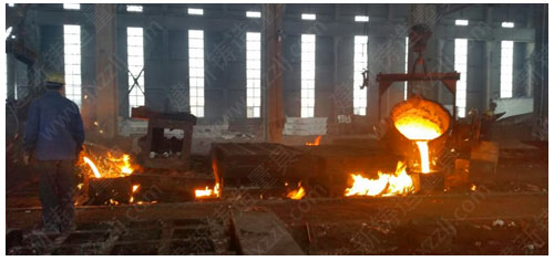鑄鐵平臺的熔煉及澆鑄現場