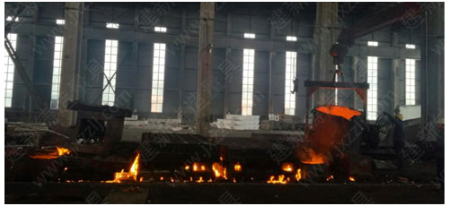 鑄鐵平臺的熔煉及澆鑄現場